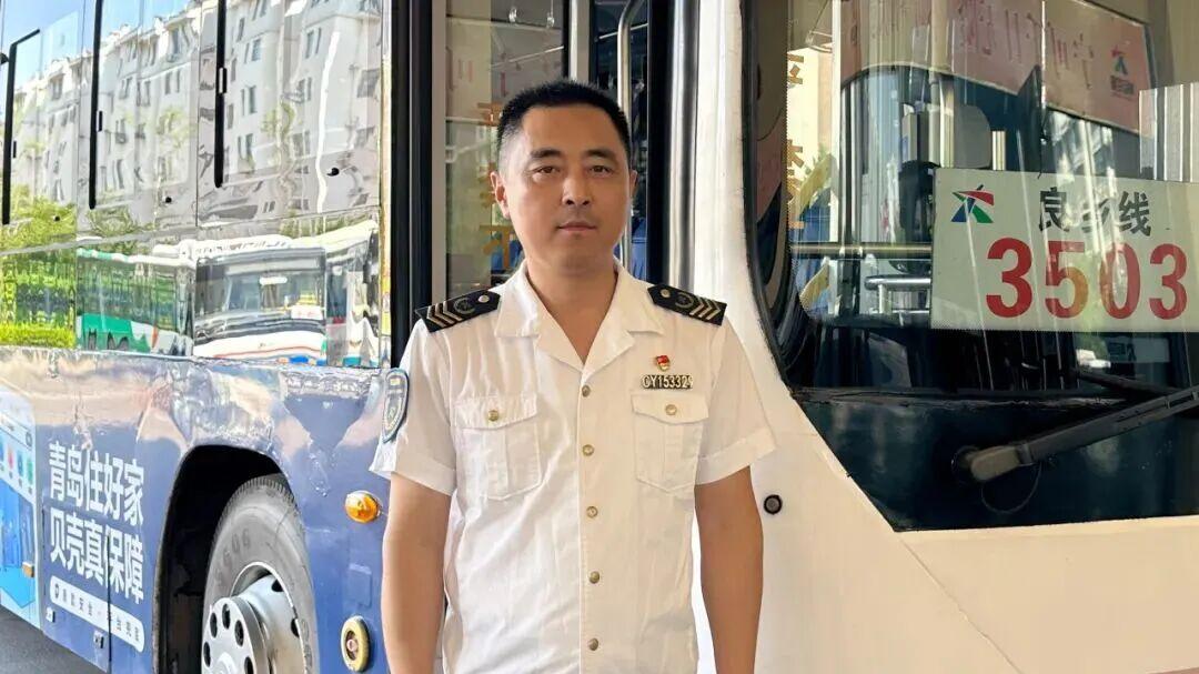 男孩用压岁钱定做锦旗致谢！为胶州这位公交司机点赞！