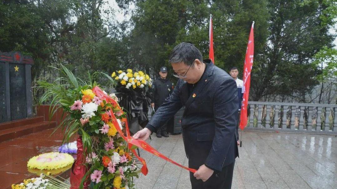 信阳市第三实验高级中学开展清明祭英烈主题实践活动
