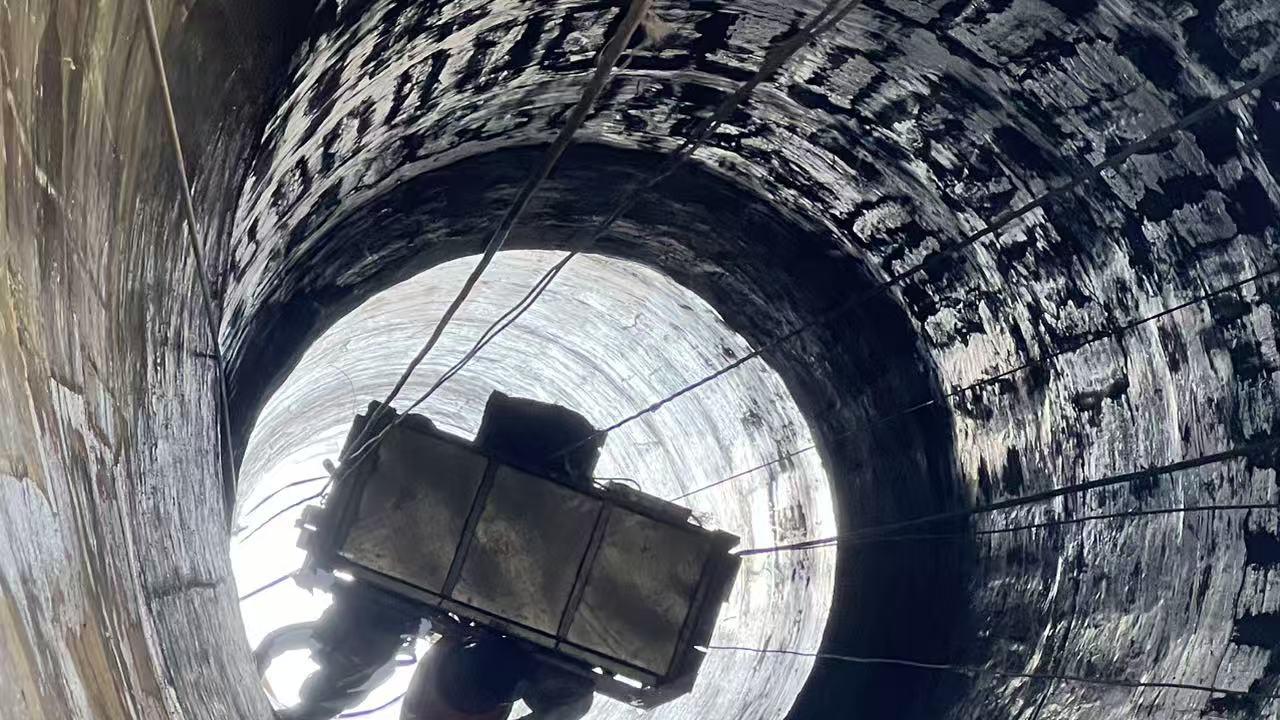 烟囱内壁防腐层脱落贴布修复 恢复烟囱内壁防腐性能