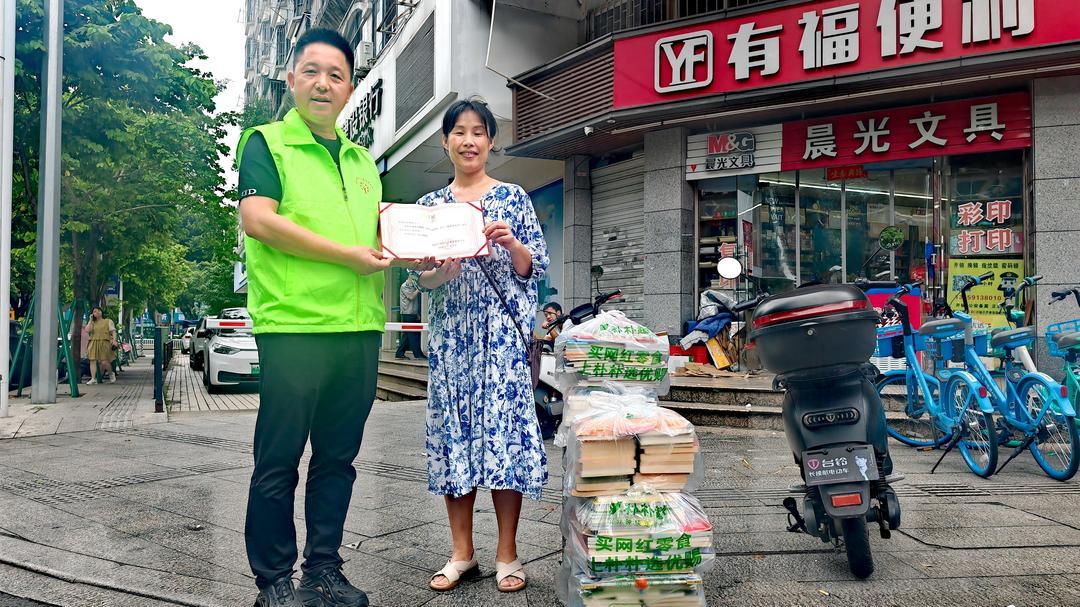 爱心人士张焕霞通过福延公益捐书220册 书香暖心帮扶自闭症儿童