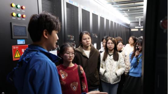 科技启航·实践赋能"80名河池返乡大学生沉浸式探索5G通信科技