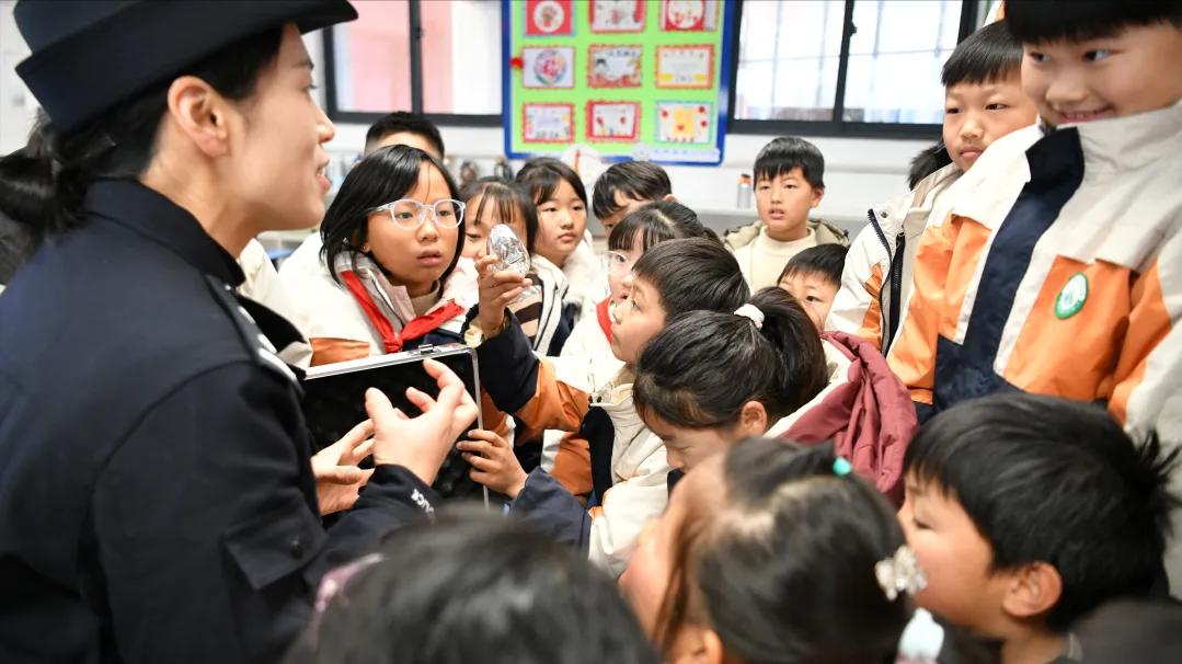 阜阳阜南公安：民警禁毒宣传进校园 让我们一起向毒品说NO!