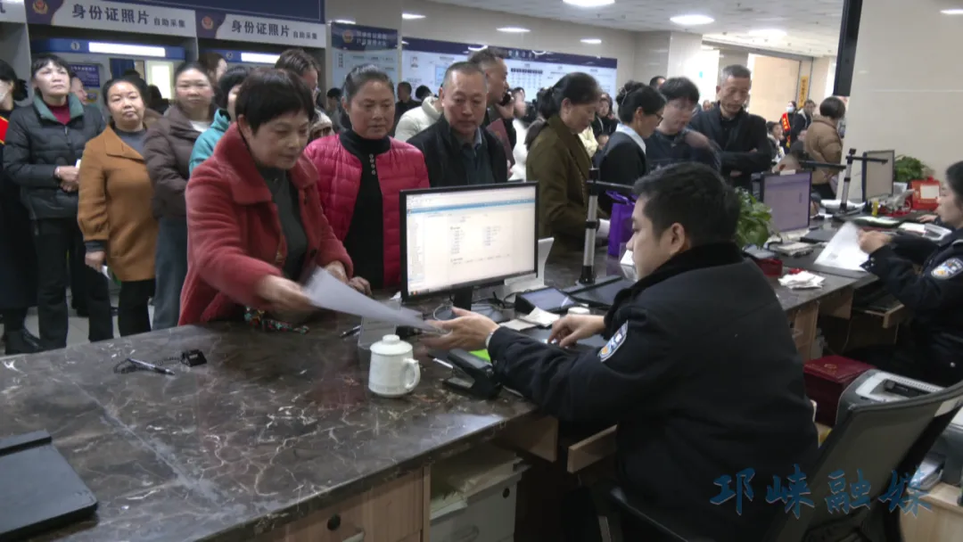 邛崃身份证换证迎高峰，政务服务中心高效服务暖民心