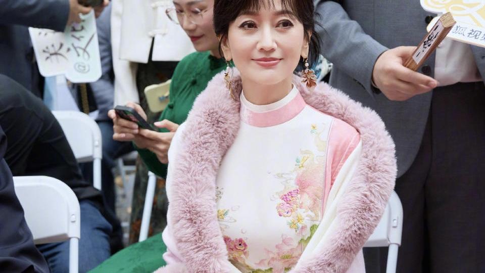 73岁赵雅芝海宁生图刷屏！穿粉旗袍漫步古城被赞“人比花娇”