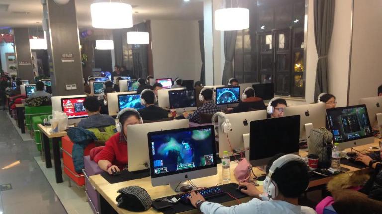 小伙在网吧包厢打游戏，陌生女子进门就脱裤子，网管以为是情侣并未理会