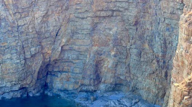 漫步 7.6 公里海岸线，遇见海之韵的礁石与落日