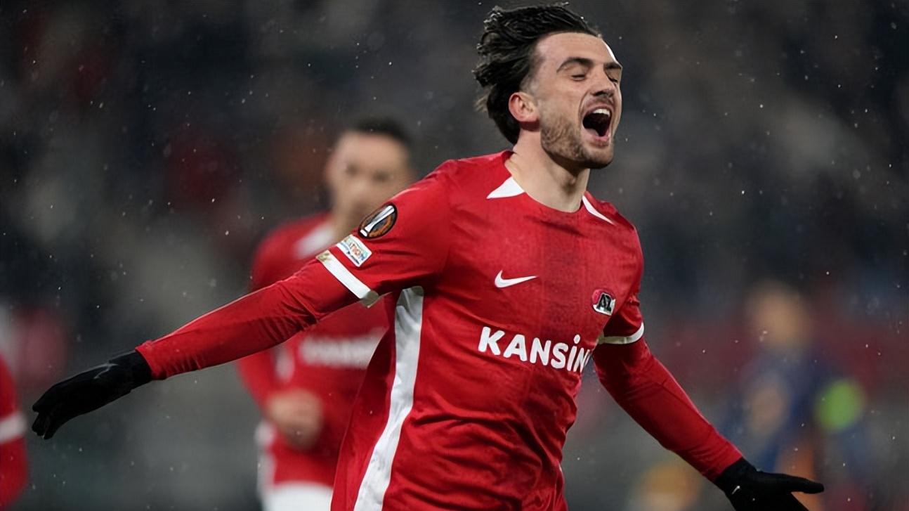 深陷泥潭的热刺！这位“下一个凯恩”在欧洲赛场上横空出世！