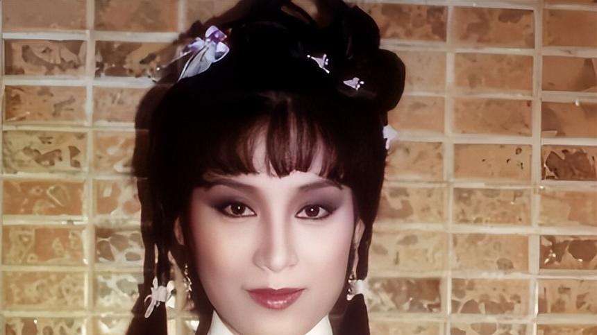 香港娱乐圈从来不缺传奇故事，豪门千金跌落凡尘的戏码更是屡见不鲜