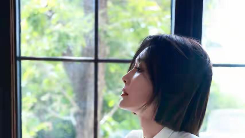 秦岚：岁月淬炼的自律之美与东方韵味。