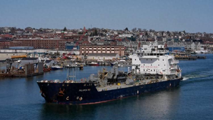 中国高价抢购加拿大原油，不仅仅是一笔生意，更是一场布局