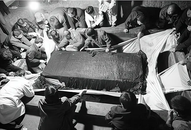 盗墓贼深夜狂挖鱼塘土坡，竟挖出比马王堆早15年的西汉贵妇大墓！