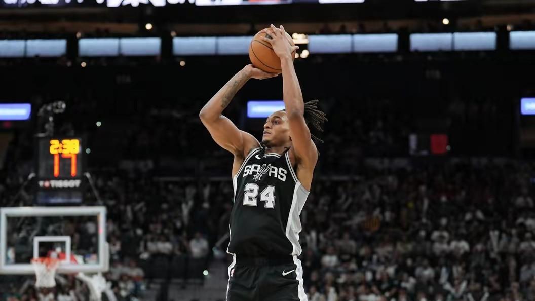 安东尼队40-34里弗斯队，克林根砍9+2，卡斯尔6+1+5