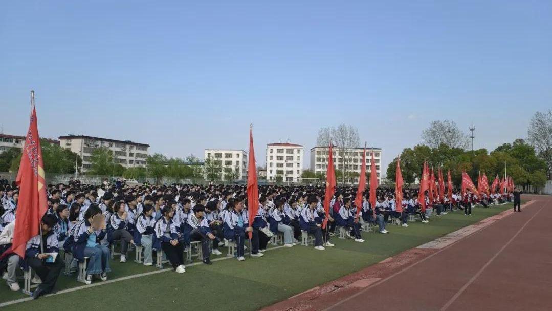 春风沐桃李 法治护成长 信阳市四高举行法治安全教育报告会