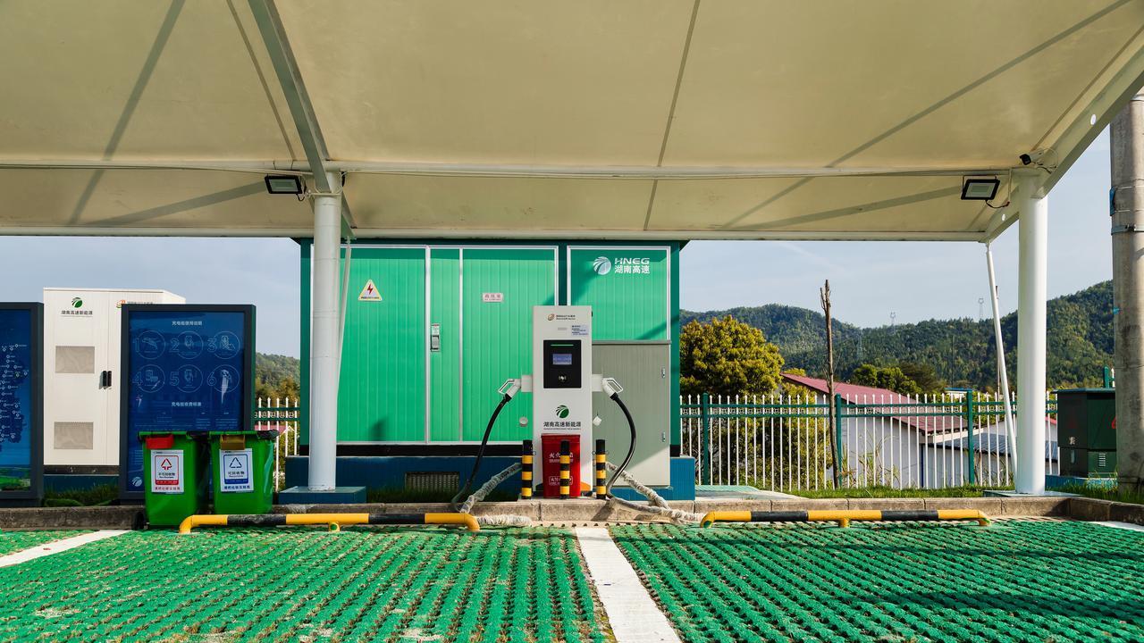 燃油车“阳寿”已不足！IEA：2026年每4辆车就有1辆是电的