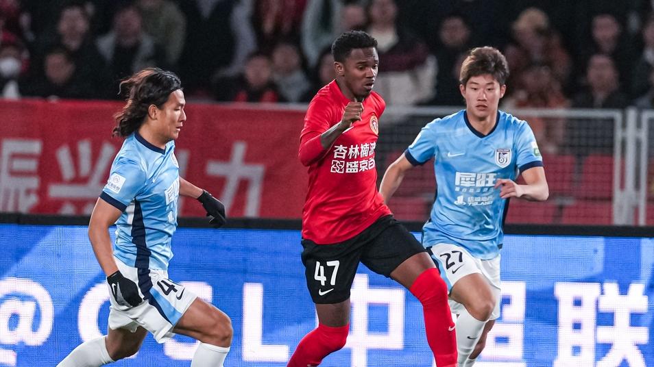 中超：辽宁铁人0-1大连英博，斯坦丘神仙球致胜，刷新队史连胜纪录