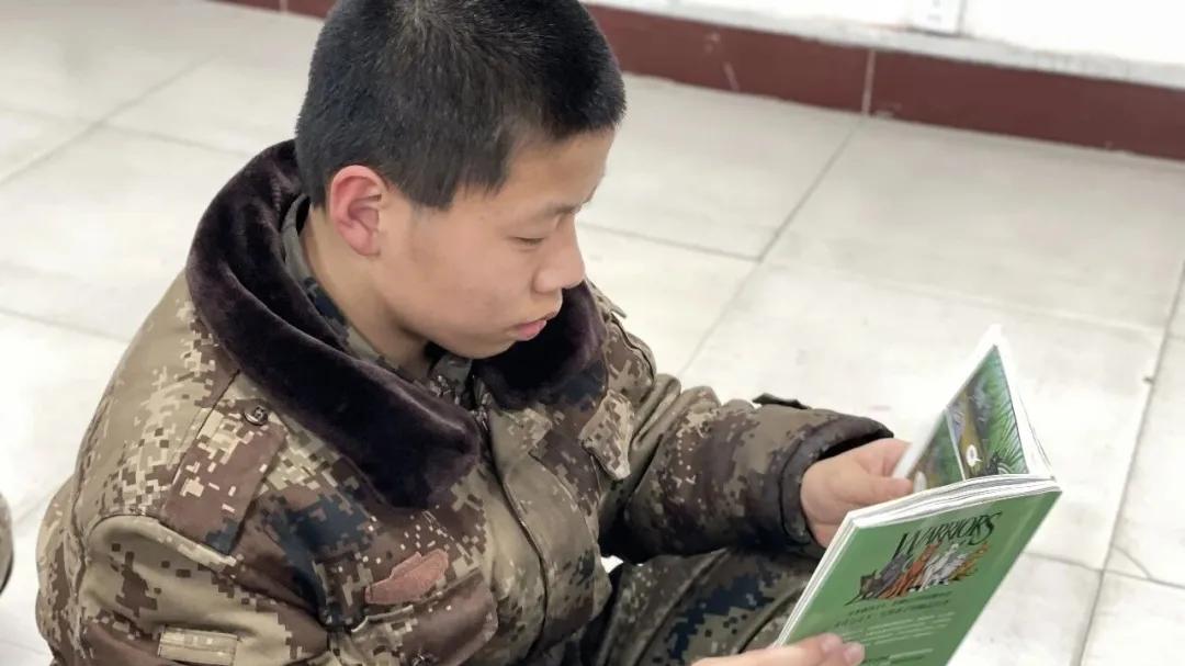 迈向阳光心理疏导基地深度解读：如何接住孩子的“情绪炸弹”