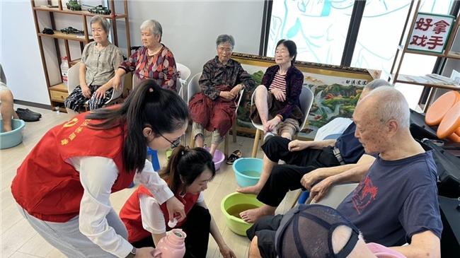 浙江鄞州：“溢” 起办实事 服务银龄从“头”忙到“脚”