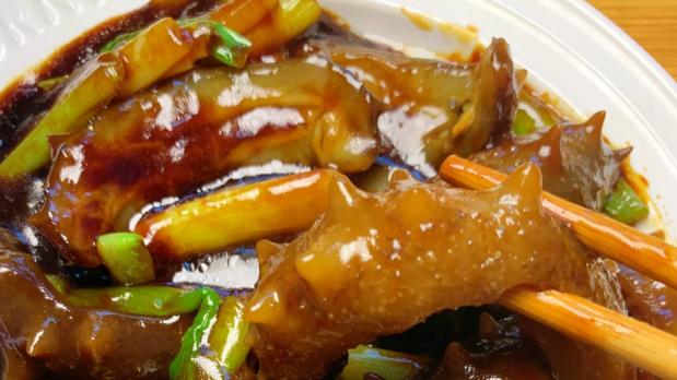 葱烧海参：家常版也能香到“海味上头”！