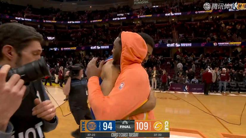 骑士大胜！哈登20+2+4，赛后米切尔抱住唐斯，哈登场边接受记者采访