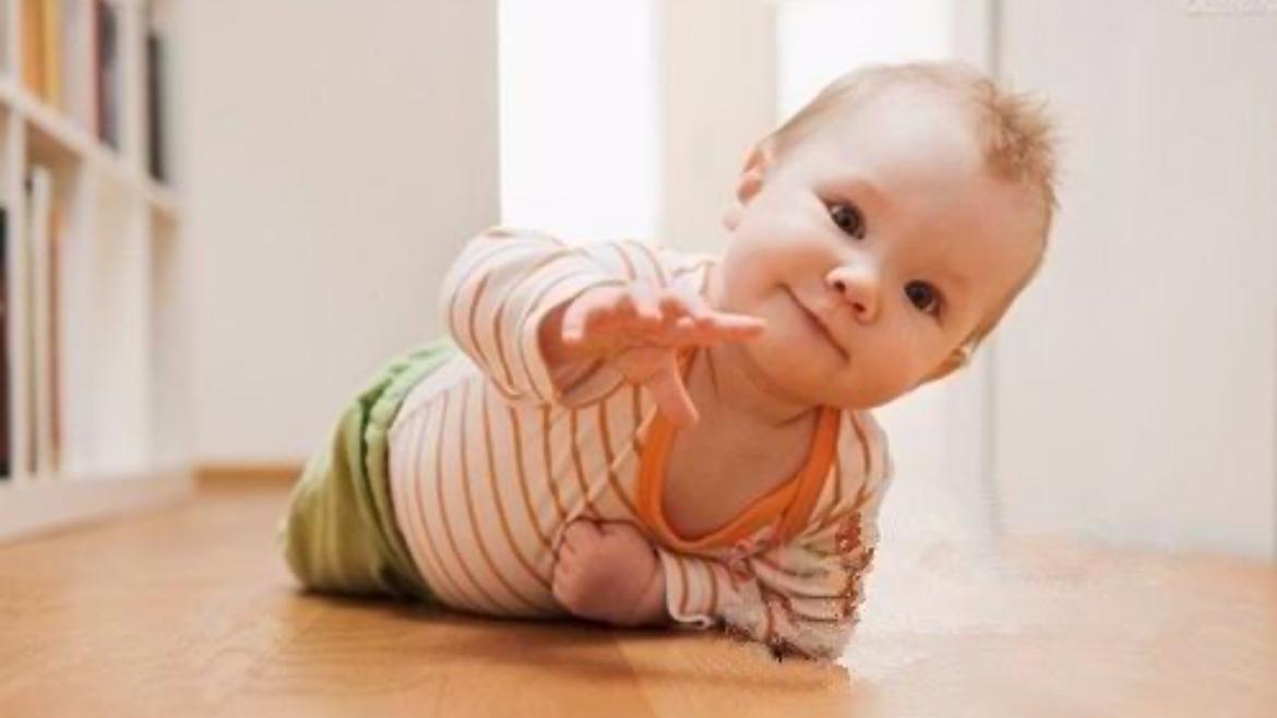 宝宝大运动发育全解析：抬头翻身坐爬站  的成长密码