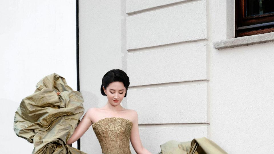 刘亦菲复古宫廷高定惊艳米兰：一场跨越时空的东方美学盛宴