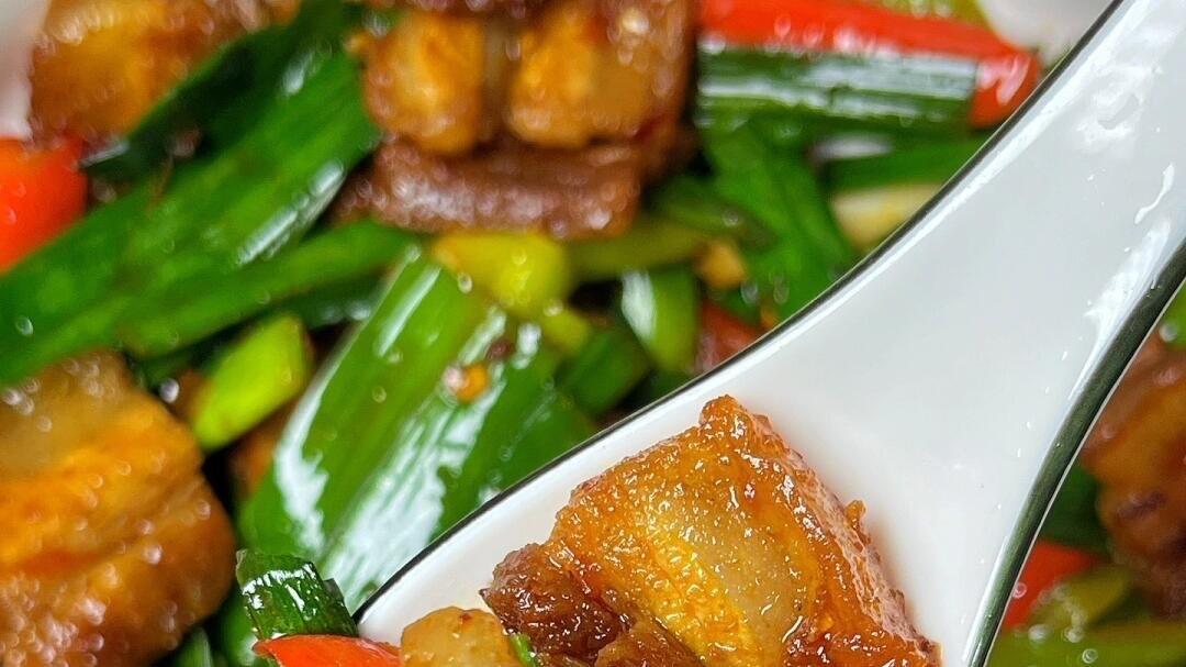 蒜苗炒五花肉：家常餐桌上的"黄金搭档"