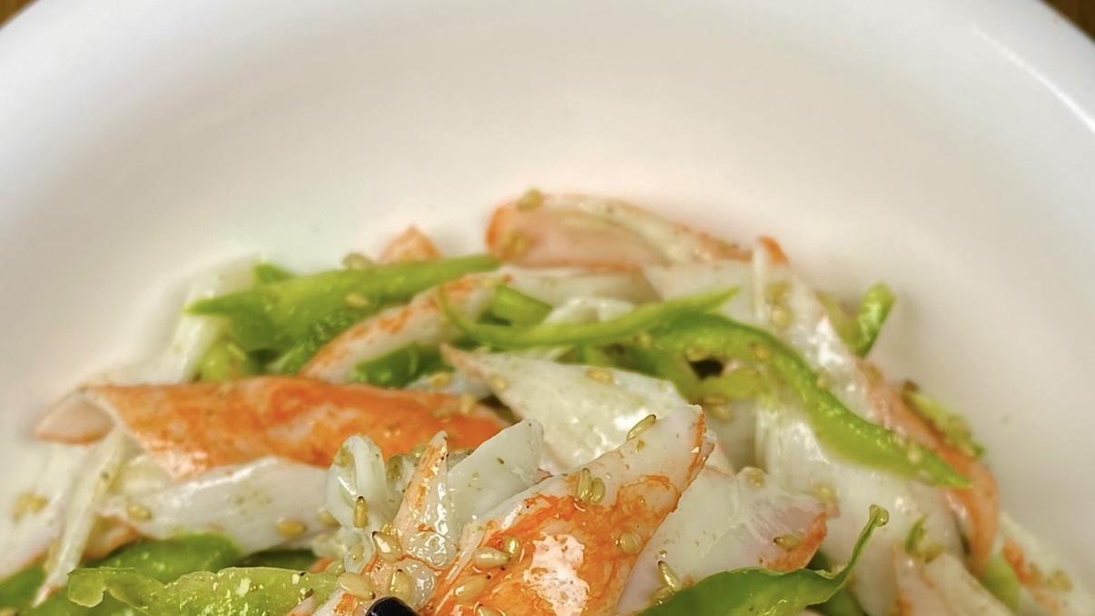 今天吃芝麻青椒蟹柳，口感清爽鲜脆、滑嫩鲜甜