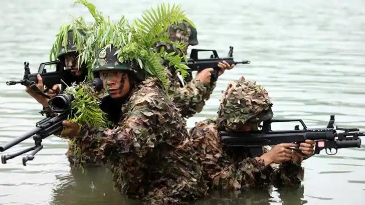 当警衔遇到军衔时，到底谁要服从谁的命令？很多人没搞懂
