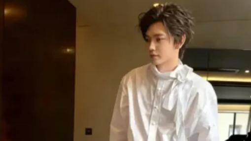 女装男网红线下粉丝见面，到场的全是男粉丝，主播本人不敢穿女装到场