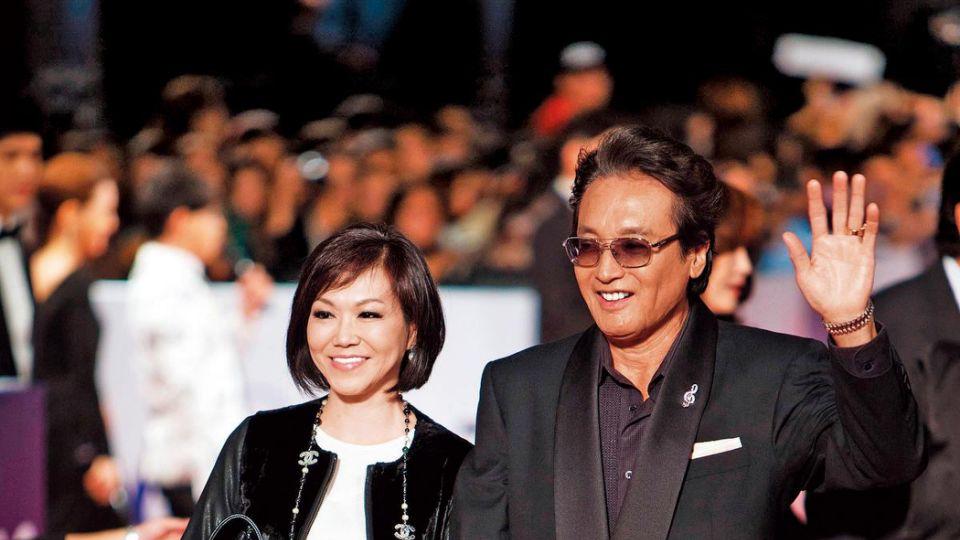 80岁秦祥林现身台湾近况曝光，满头白发风采不减，常年居住在美国