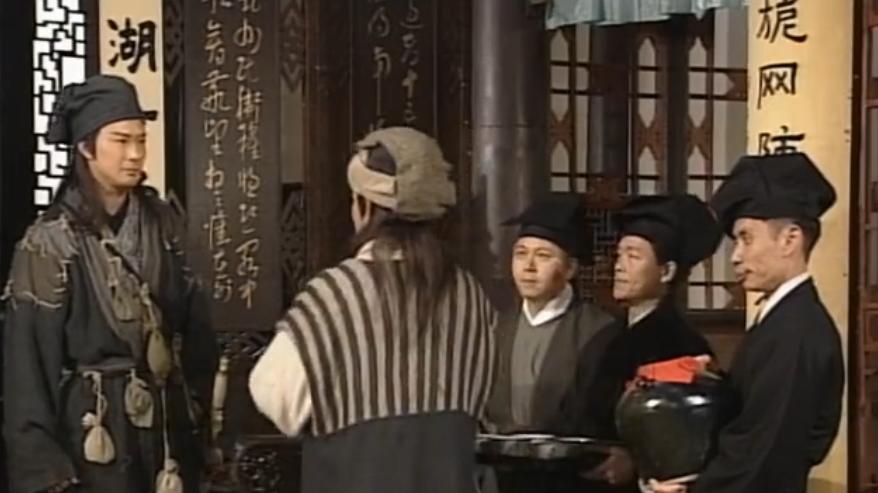 97版乔峰：身高不够帽子来凑，这几个镜头看身高确实不高