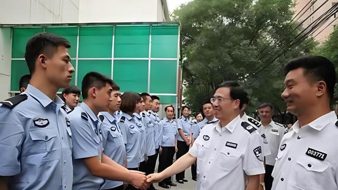 “白衬衣”警察是什么身份？说出来别不信，县公安局长都不够格穿
