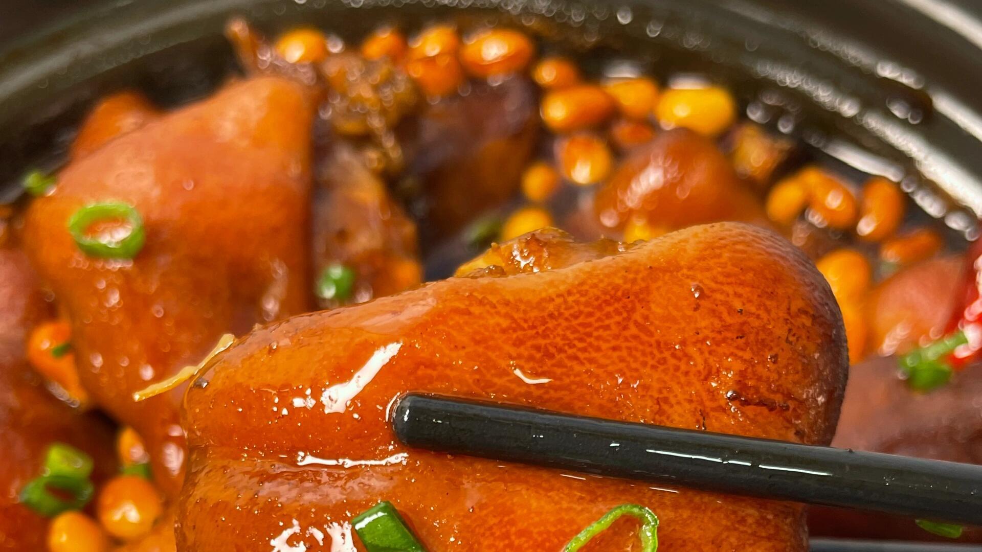 黄豆炖猪蹄：让满屋飘香的温暖炖菜！