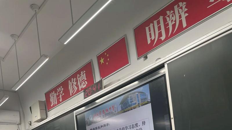 三十年前翻垃圾堆偷题，如今期末试卷摆讲台没人看！一张考卷戳破谁的梦？