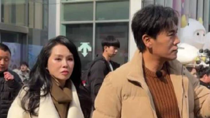 女明星伊能静【大衣吊牌没剪】，引网友热议：这是穿完要退货吗？