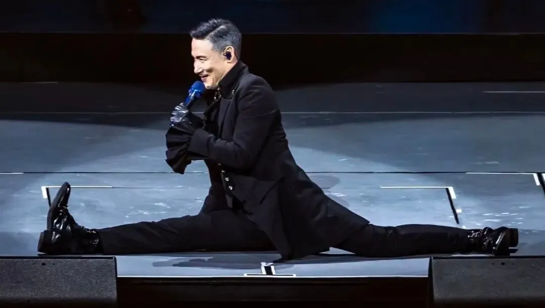 张学友巡演收官劈腿震全场！64岁2年7个月唱跳324场破纪录