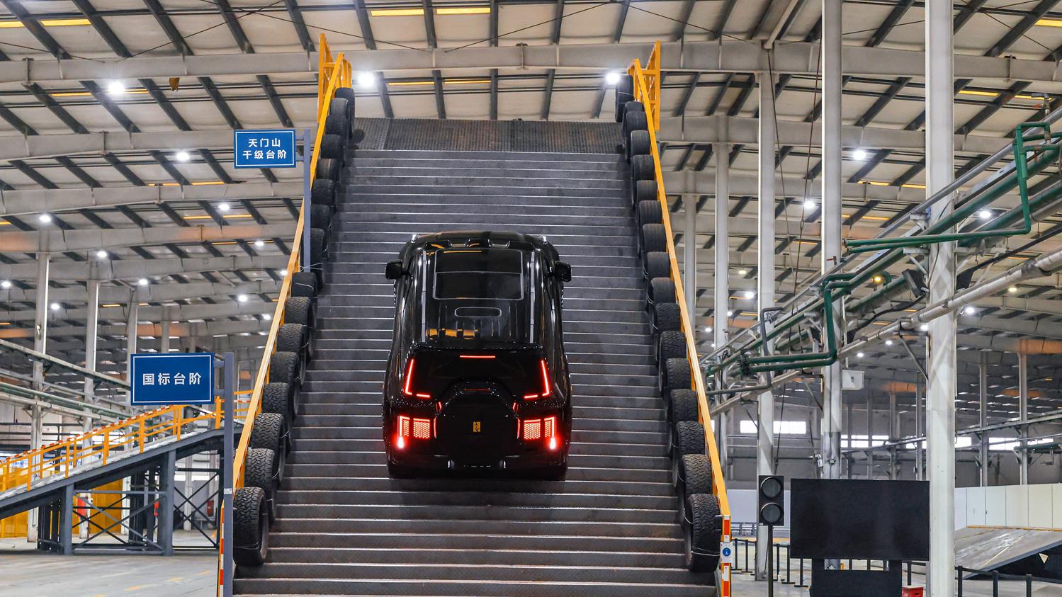 越野时你只管踩电门，剩下的交给仰望！