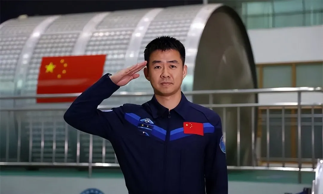 跟航天员陈冬一样，张陆6次出舱，神舟二十一号为何2次太空加防？