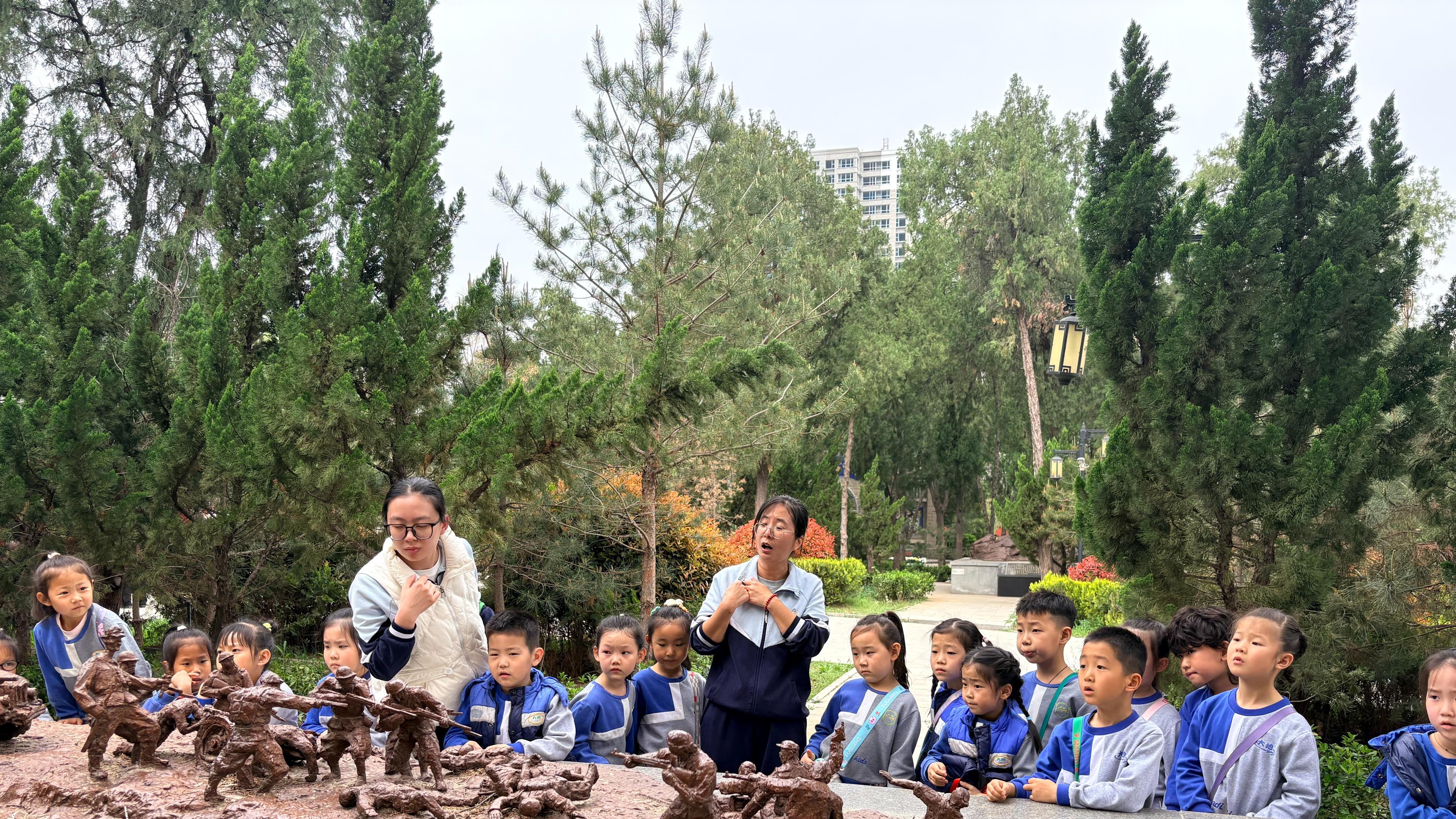 运城华悦大地幼儿园开展清明祭扫烈士陵园活动