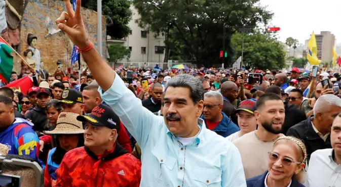 美军夜袭抓总统！石油才是真正目标，美国撕下伪装，强权逻辑再现