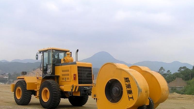 冲击碾压施工：深层地基加固核心工艺，筑牢基建工程根基