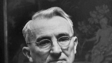 卡耐基在《人性的弱点》中深刻指出：一个不关心别人，对别人不感兴趣的人，他的生活必遭受重大的阻碍