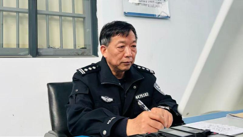 花都狱警曾仕祥上班途中勇救车祸被困母女