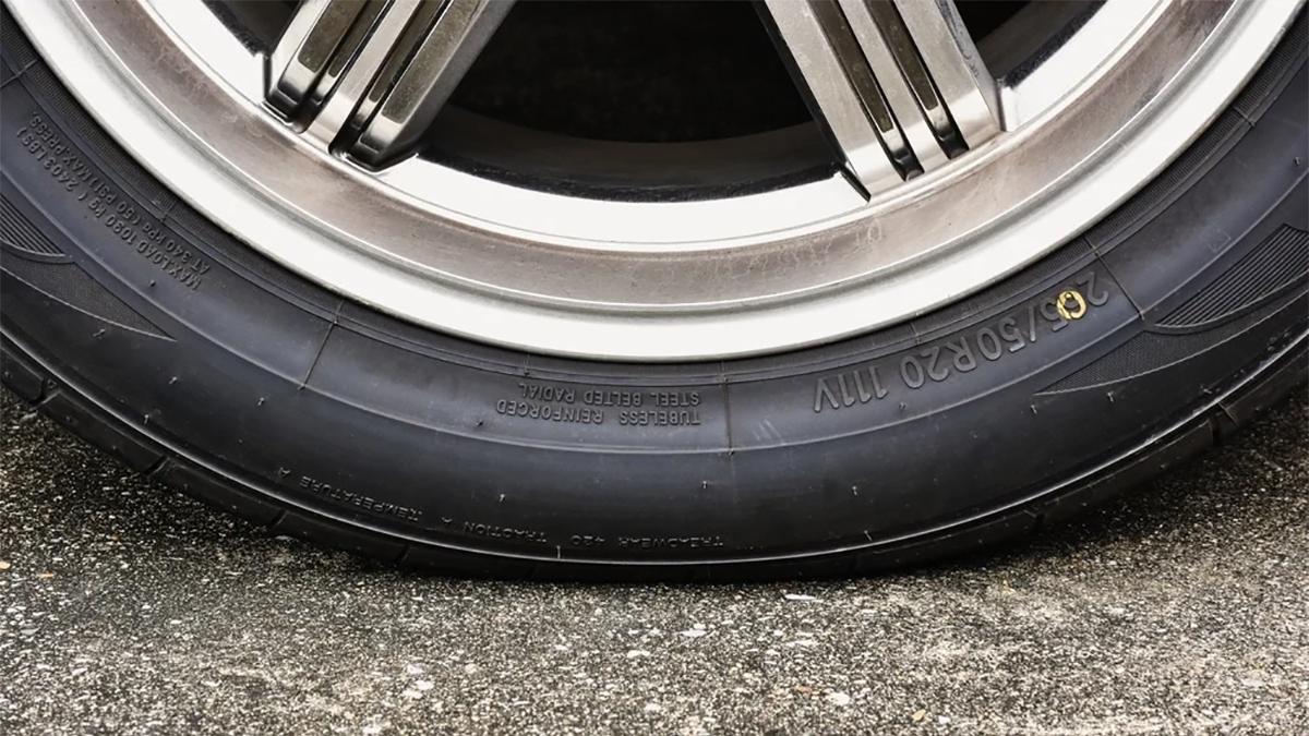 既然摩擦力与接触面积无关，为何轮胎越宽抓地力越大呢？