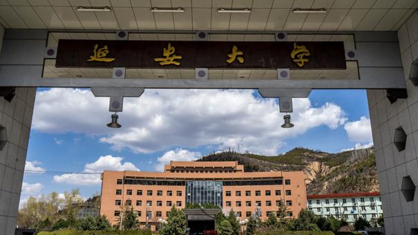 张栋伟向延安大学捐赠《实战大学生创业》书籍