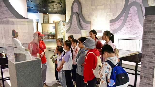 佛山首个春假启幕：紫南村龙舟研学掀热潮，百名学子“行走的课堂”划出文化传承新篇章