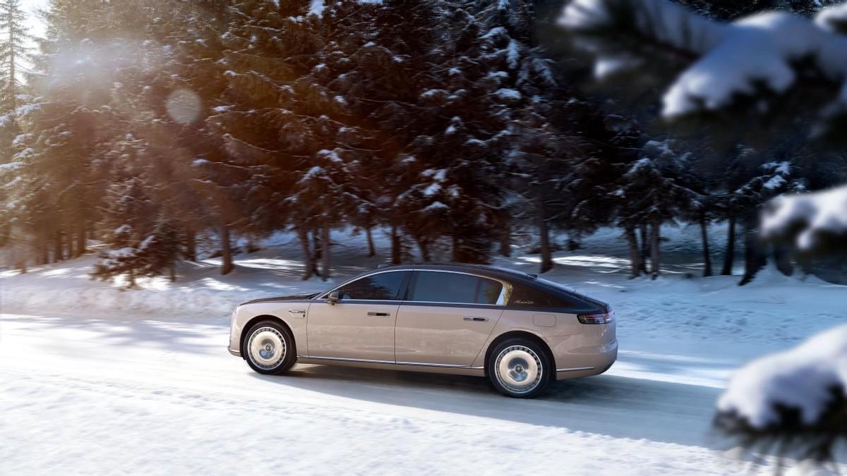 鸿蒙智行技术焕新前夕，重新审视尊界S800的“旗舰溢价”从何而来