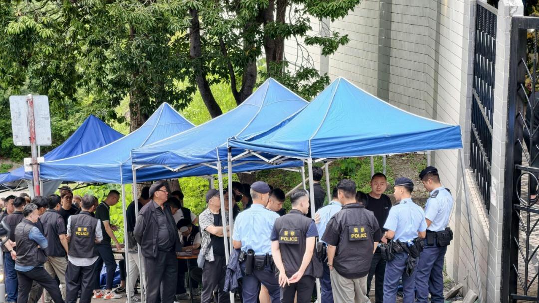 香港黑帮大佬出殡，上百警察现场戒备！当场抓到3个通缉犯