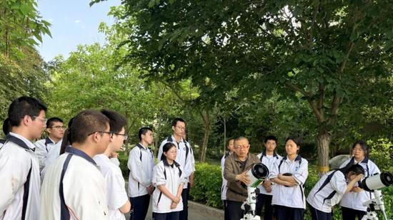 实操探星空 研学悟真知——阜康市第一中学开展天文望远镜实操比赛