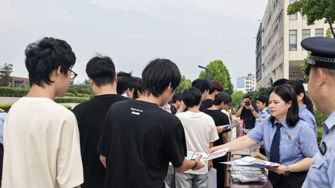 信阳工程职业学院联合固始公安局开展国际禁毒日主题宣传活动